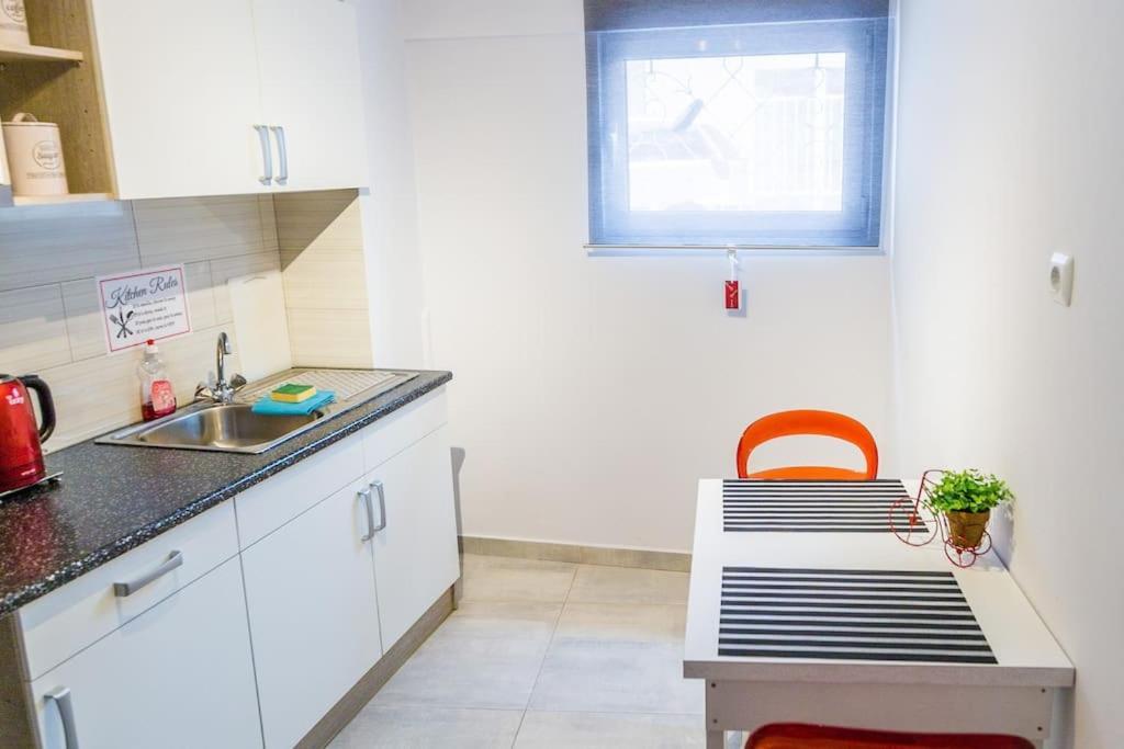 2 Bedrooms Apartment Close To Metro Dafni In Афіни Екстер'єр фото